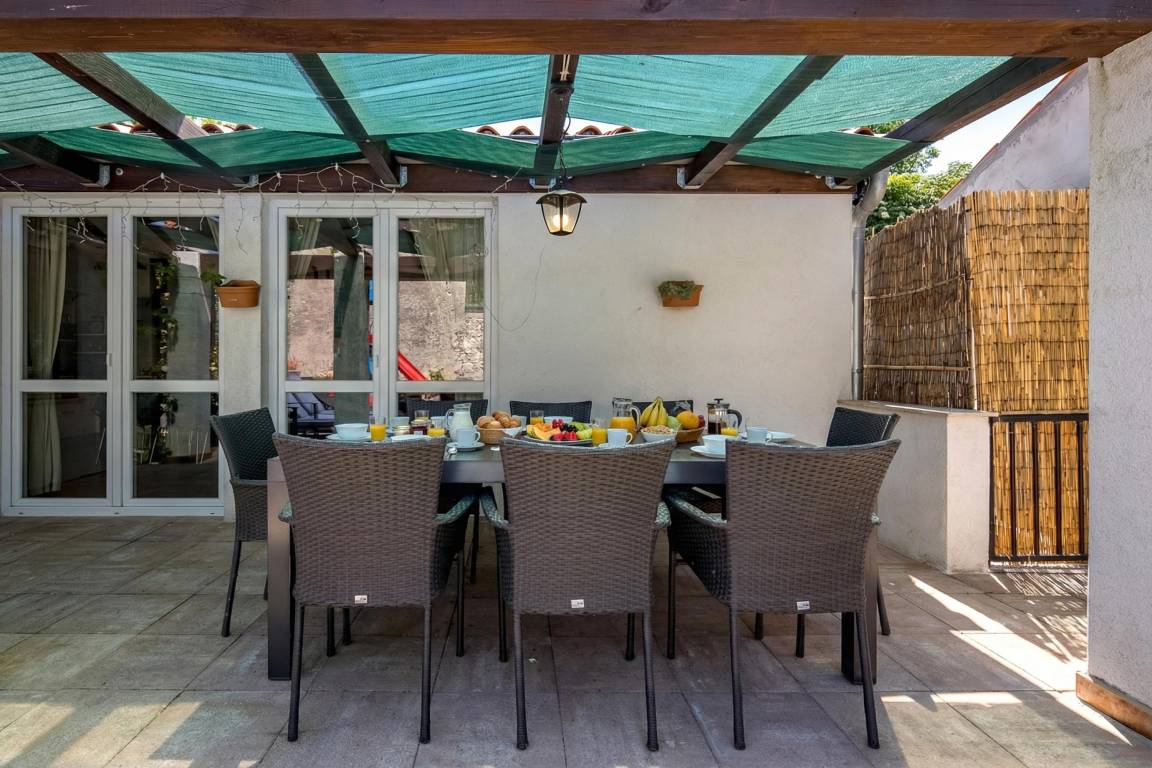 Terrasse mit Esstisch