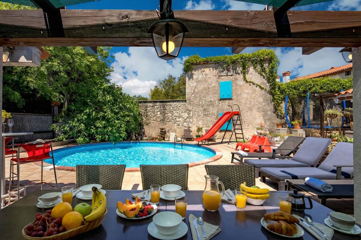 Frühstück am Pool